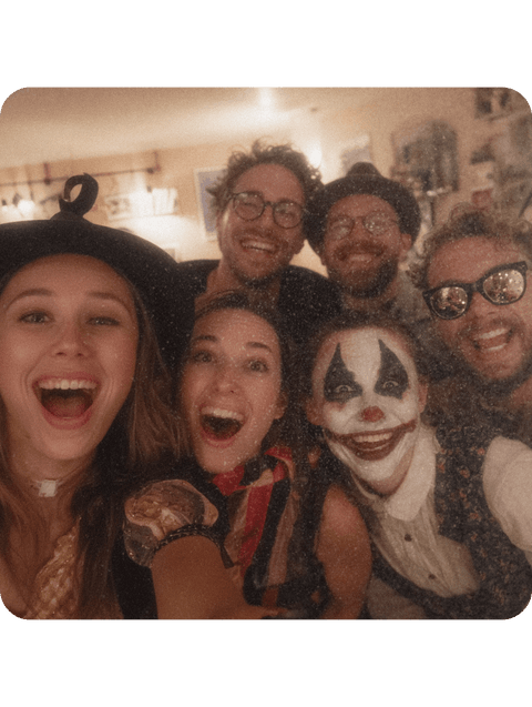 Selfie de joueurs déguisés pour Halloween, dont un clown maquillé