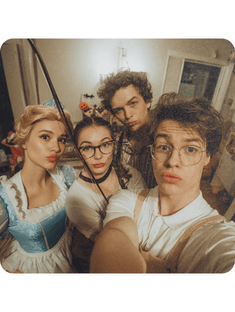 Selfie de jeunes joueurs en costumes de conte
