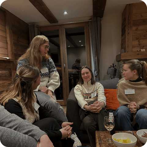 Joueurs réunis dans le salon d’un chalet, badges de personnages sur la poitrine